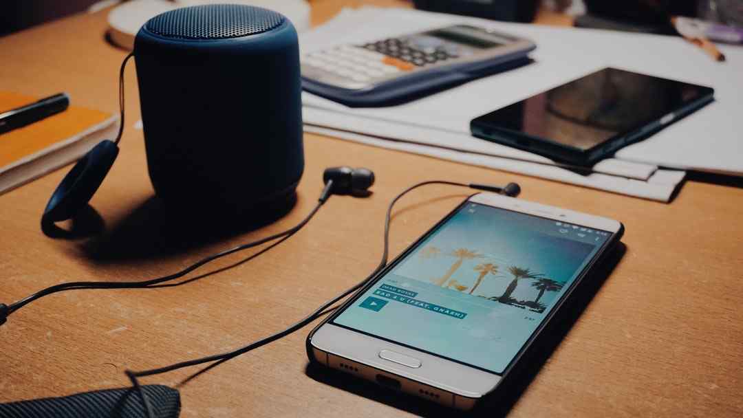 how to charge a speaker with your smartphone